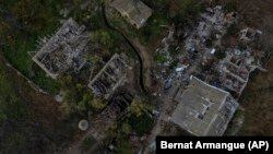 Брошенный российский танк (в нижней части снимка) и разрушенные дома в селе под Херсоном, откуда ВСУ вытеснили российские войска.