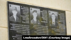 Keriç politehnik kollecinde üç Rusiye arbiyine tiklengen hatıra tahtası