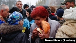 Херсонцы получают продовольственную помощь после освобождения их города от российской оккупации, 17 ноября 2022 года