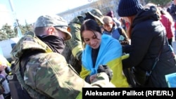 Українські військові роздають автографи в звільненому Херсоні