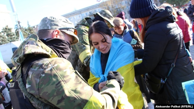 Українські військові залишають автографи в звільненому Херсоні