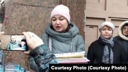 Ольга Цуканова (у центрі) повідомила, що разом з іншими матерями виявила понад сотню порушень під час мобілізації в РФ