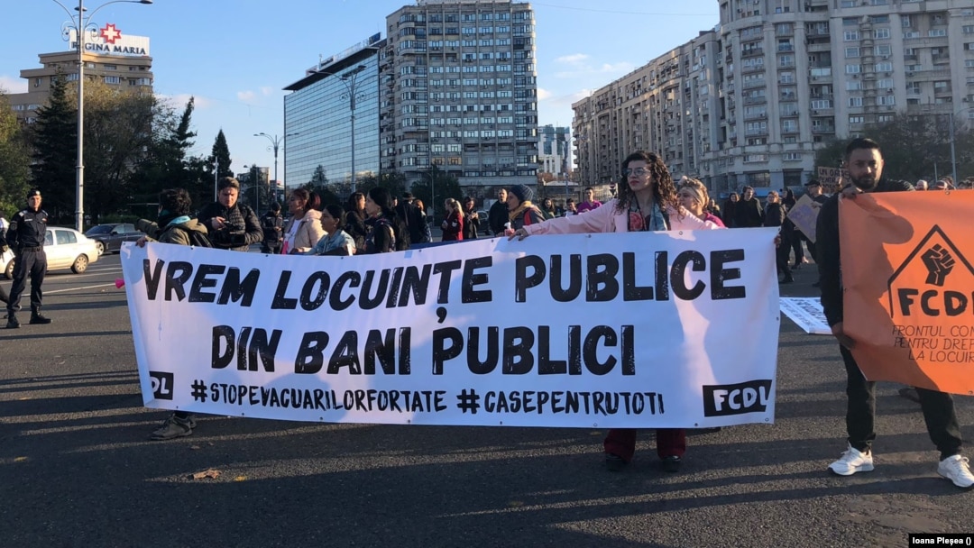 Manifestație organizată în București, pe 12 noiembrie 2022, de conștientizare a drepturilor pe care le au chiriașii, chiar și cei fără contract, și de apel la construirea de locuințe sociale publice.