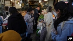 خرید زنان در میدان تجریش بدون حجاب اجباری