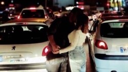 Poljupci u javnosti u Iranu postaju popularni dok se protesti razbijaju