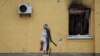 За даними слідства, житель Києва, який вирішив демонтувати графіті «Жінка в протигазі», планував продати цю роботу Бенксі 