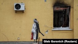 За даними слідства, житель Києва, який вирішив демонтувати графіті «Жінка в протигазі», планував продати цю роботу Бенксі 