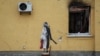 Banksy a confirmat că a realizat pictura murală din Hostomel și din alte șase localități ucrainene afectate de războiul declanșat de Rusia