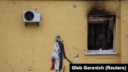 A helyéről azóta kivágott Banksy-falfestmény Hosztomelben 2022. november 13-án