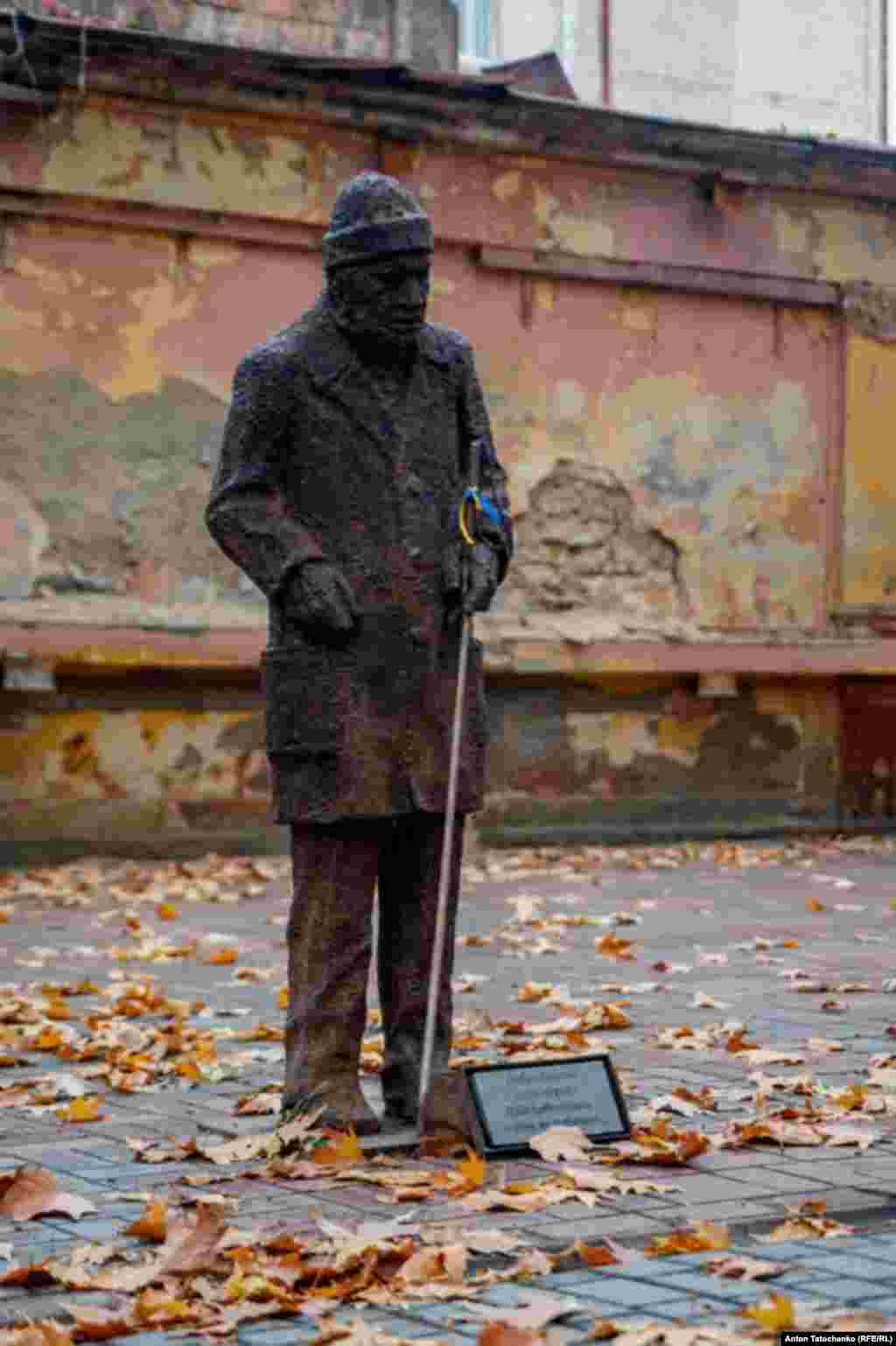 Пам&rsquo;ятник Анатолію Малишевському. Близько 20 років дідусь з вадами зору за будь-якої погоди приходив на одне й те саме місце та співав. Тепер на цьому місці пам&rsquo;ятник. Вулиця Суворова