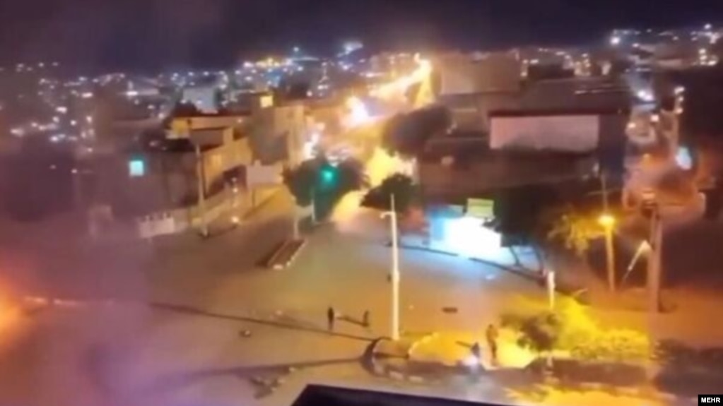 تصویری ویدیویی که خبرگزاری‌های داخلی ایران از حمله در شهر ایذه منتشر کرده‌اند