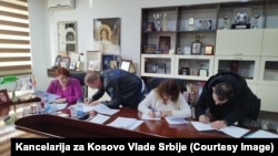 Srbi sa severa Kosova koji su napustili 5. novembra kosovske institucije započeli su 17. novembra sa potpisivanjem ugovora sa institucijama Srbije u okviru paralelnih institucija. 