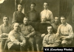 Петр Воронов (в центре) с сослуживцами, 1920-е годы