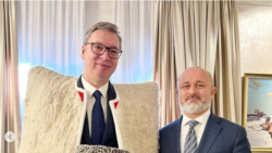 Nakon sastanka predstavnika šefa Čečenije u arapskim i muslimanskim zemljama Turka Daudova i predsednika Srbije Aleksandra Vučića. Daudov je Vučiću poklonio burku i papahu. Beograd, 2022.