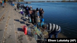 Херсонці набирають воду у Дніпрі для технічного використання