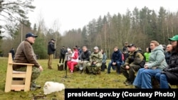 Аляксандар Лукашэнка на сустрэчы з журналістамі пасьля спаборніцтваў па колцы дроў