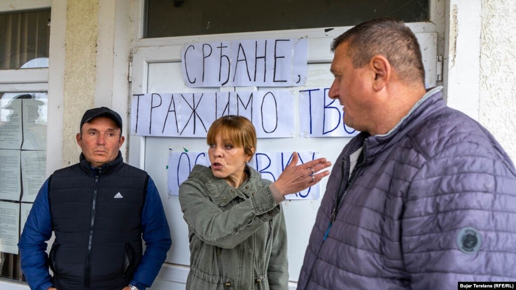 Pjesëmarrësit e protestës (majtas) Miodrag Vukeliq, (në mes) Biljana Marinkoviq, (djathtas) Rade Gjuriq.
