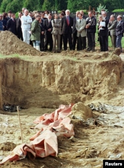 Nagykövetek látogatása 1998-ban Vukovárnál, a második világháború utáni legnagyobb tömegsírnál, ahol ezer holttestet temettek el