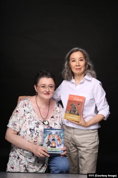 Мини юбка мен шұлық киіп труси кимейді.