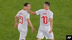 Xherdan Shaqiri i Granit Xhaka tokom meča Švajcarska-Srbija na Svjetskom prvenstvu u Rusiji 2018. godine.