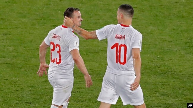 Xherdan Shaqiri i Granit Xhaka tokom meča Švajcarska-Srbija na Svjetskom prvenstvu u Rusiji 2018. godine.