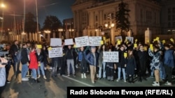 Студенти од Македонија на Светскиот ден на студентите, маршираат низ центарот на Скопје - од Владата до Министерството за образование и наука. Тие бараат подобар студентски стандард и квалитетно образовани, 17.11. 2022
