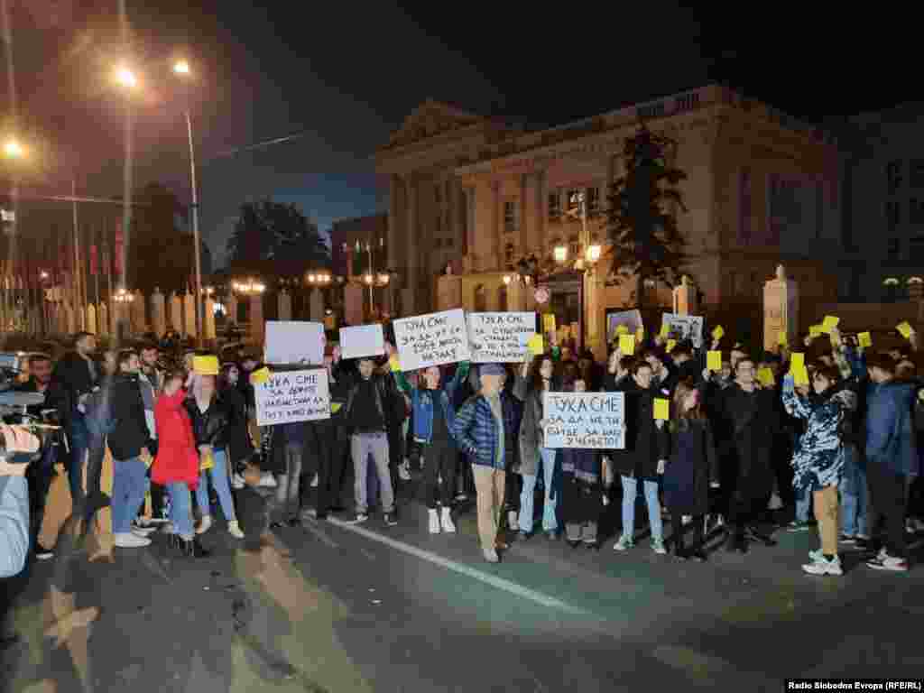 МАКЕДОНИЈА -&nbsp;Претставници на Студентски отпор не беа и во ниту еден случај нема да одат на средба со пратеници на ВМРО-ДПМНЕ, се вели во реакцијата на Студентски отпор. &bdquo;Денеска во јавноста на интернет портали блиски до политичката партија ВМРО - ДПМНЕ произлезе вест дека претставници на студентската организација Студентски Отпор оствариле средба со пратенци на ВМРО - ДПМНЕ во однос на нивниот предлог закон за субвенциониран студентски оброк. Јавноста ја инфомираме дека ова е само еден патетичен обид да се дискредитира и партиски да се обои движењето Студентски отпор&ldquo;, се вели во реакцијата.