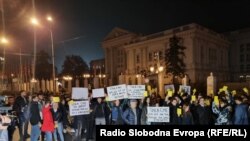 Архивска фотографија - Македонија - Студентите на Светскиот ден на студентите маршираат низ центарот на Скопје - од Владата до Министерството за образование и наука. Бараат подобар студентски стандард и квалитетно образование.