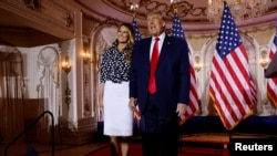 ԱՄՆ 45-րդ նախագահ Դոնալդ Թրամփը տիկնոջ՝ Մելանիա Թրամփի հետ Փալմ Բիչի Մար-ա-Լագո հանգստավայրում կայացած միջոցառման ժամանակ, Ֆլորիդա նահանգ, 15-ը նոյեմբերի, 2022թ.