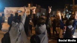 Иран - Млади жени без хиџаб во југозападниот ирански град Изех ја покажуваат својата солидарност со демонстрантите во вторник навечер, 15 ноември 2022 година.