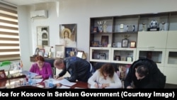 Serbët e dorëhequr nga institucionet e Kosovës duke nënshkruar kontratat e ofruara nga Serbia, Mitrovicë e Veriut, 17 nëntor 2022. 