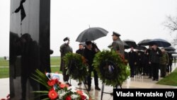 Premijer Andrej Plenković položio je vijenac na spomenik žrtvama u Spomen-području Ovčara