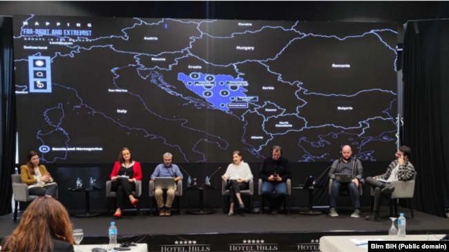 Sa predstavljanja mape ekstremističkih i desničarskih organizacija u regionu. Konferencija BIRN Sarajevo. Foto: BIRN 16. novembar 2022. godine.