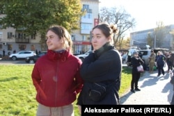 Friends Kateryna Hrabovetska and Sofia Chastilo on Kherson's Freedom Square