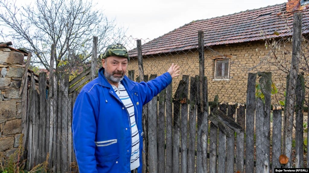 Dragan Spasiq tregon shtëpinë e tij pothuajse të rrënuar.