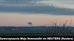 Un nor de fum ce se ridică deasupra localității Nowosiolki, Polonia, în apropiere de granița cu Ucraina, 15 noiembrie 2022.