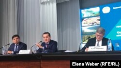 Министр экологии, геологии и природных ресурсов Сериккали Брекешев (на фото в центре) на встрече с жителями в Темиртау. 16 ноября 2022 года