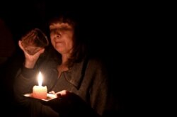 Жительница Киева во время очередного отключения электроэнергии