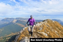 Ben Islami gjatë një ecjeje në majën e Koshutanit në Rugovë, më 9 tetor të vitit 2022.