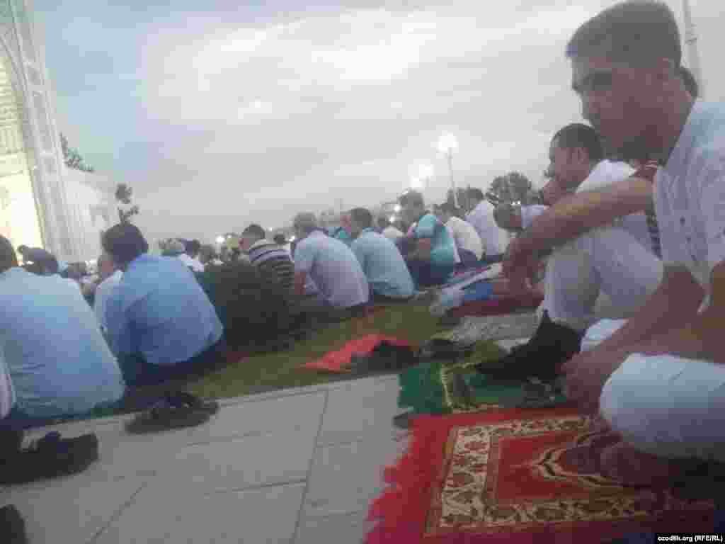 Uzbekistan - a prayer in honor of Ramadan, at the Tashkent mosque Minar