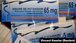 Ministerul Sănătății a demarat campania de informare cu privire la iodura de potasiu în contextul războiului din Ucraina și a unui eventual pericol radioactiv. Imagine de arhivă cu iodură de potasiu de 65 de miligrame din Franța.