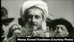 عکسی از قاضی محمد که در اردیبهشت سال ۱۳۲۵ خورشیدی گرفته شده است.