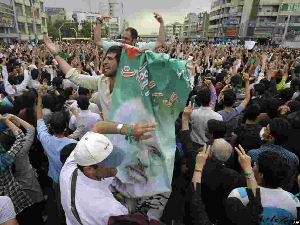 Сотни тысяч людей вышли на улицы Тегерана, чтобы выразить протест против официальных итогов выборов президента Ирана. Акция прошла вопреки запрету властей.