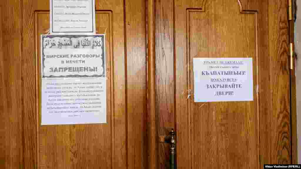 Obaveštenja na ulazu u džamiju.