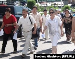 Активисты протестной организации «Оставим народу жилье» направляются к зданию госфонда «Самрук –Казына». Астана, 26 июля 2011 года.
