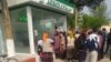 Карантин не помеха: в Узбекистане возле отделений банков выстраиваются огромные очереди за наличными