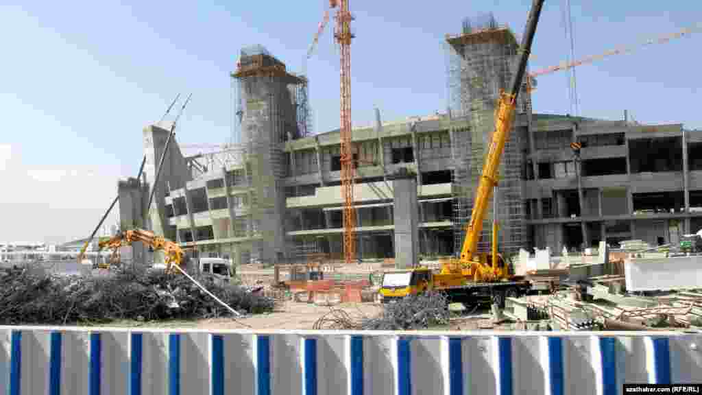 Aşgabadyň Nyýazow şaýoly köçesiniň ugrunda sökülip aýrylan Olimpiýa stadionynyň ornuna gurulýan täze stadionyň gurluşygy.