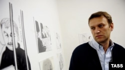 Алексей Навальный на выставке рисунков, посвященных "болотному делу"