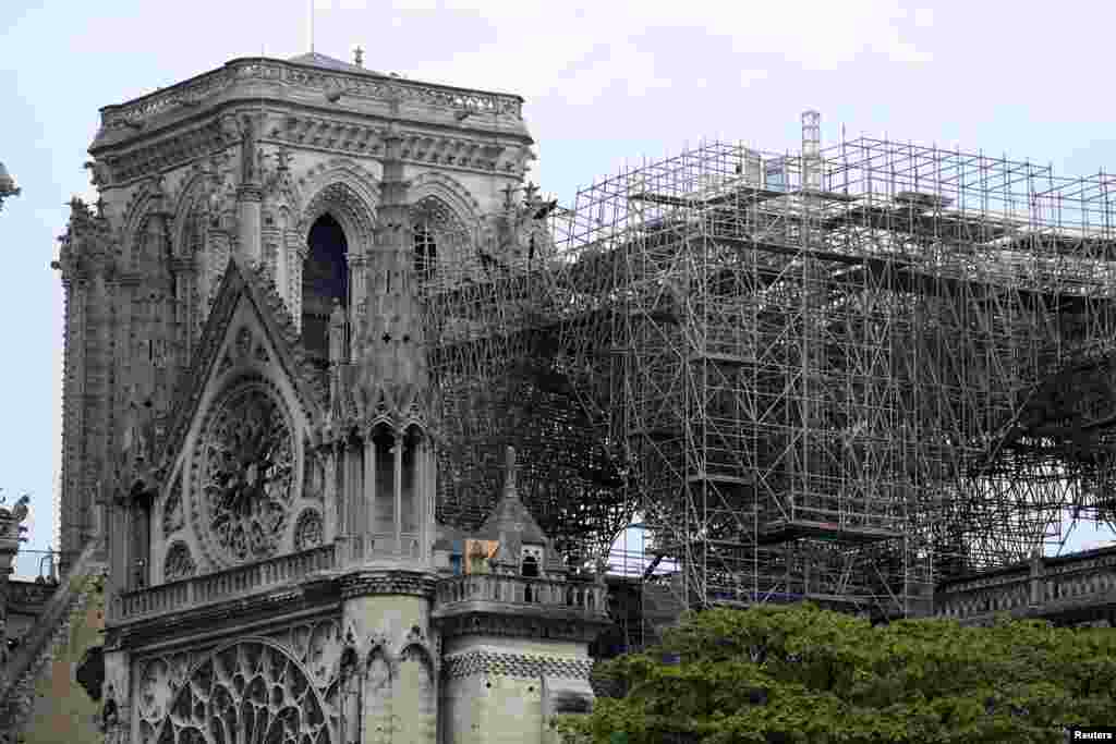 Cобор Нотр-Дам після пожежі, що зруйнувала більшу частину готичної перлини в Парижі