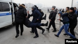 Митингіге қатысушыларды тұтқындаған сәт. Алматы, 15 ақпан 2014 жыл